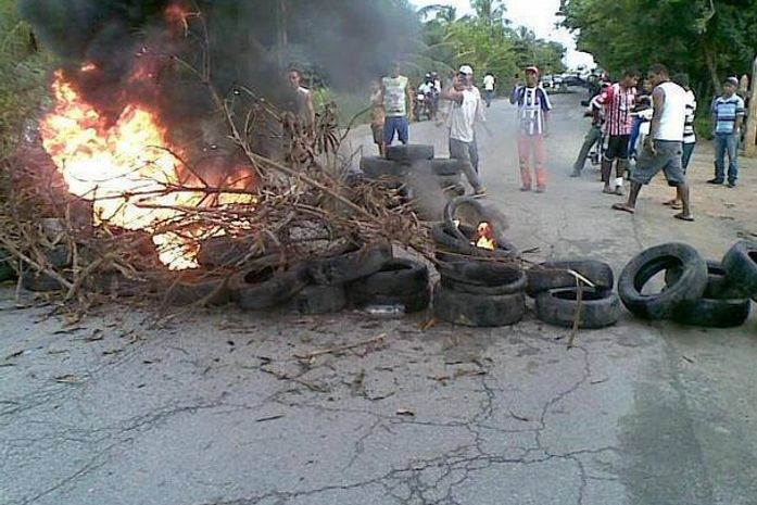 Moradores protestam em via