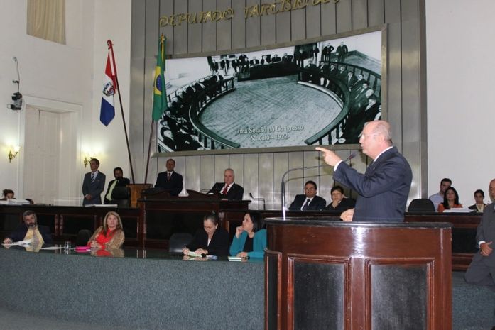 Fernando Toledo usa o plenário da Casa