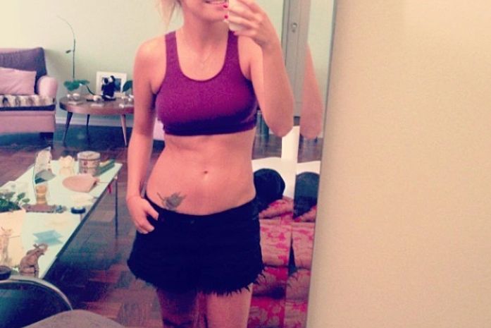 Com a barriga de fora, Luiza Possi faz pose após malhação