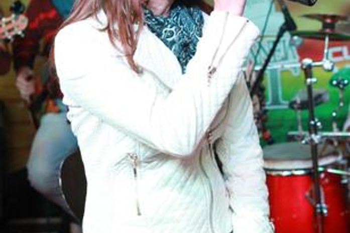 Após término de namoro, Deborah Secco canta em festa no Rio