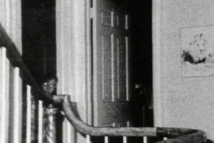 O jovem de 13 anos postou em seu Facebook uma imagem do caso de Amityville com a legenda "Quando você perceber, terá se cagado de medo"