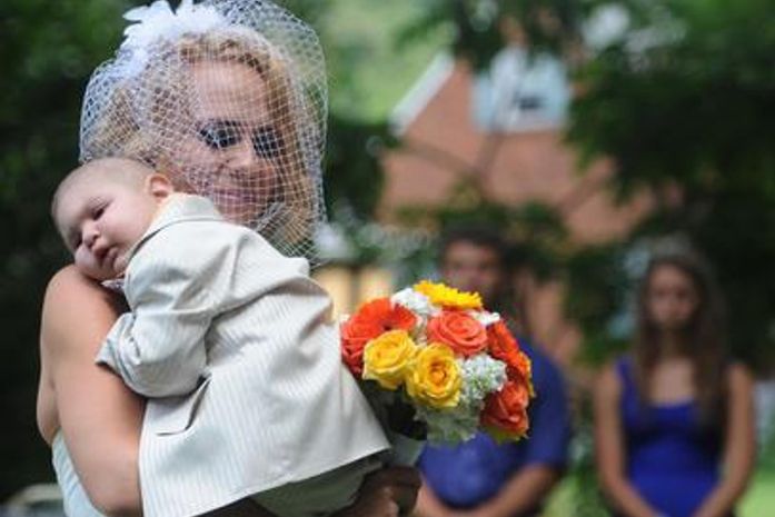 Foto do casamento dos pais de Logan, no dia 3 de agosto, em Jeanette, Pensilvânia