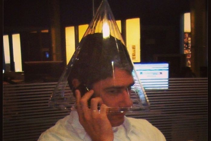 William Bonner brinca com cone na cabeça para falar ao telefone