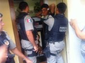 População espanca acusado de assaltar estudantes