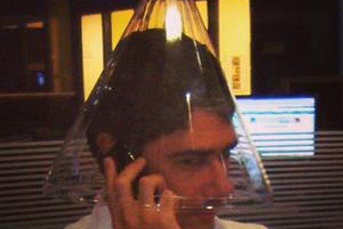 William Bonner fala ao telefone com cone na cabeça e posta foto