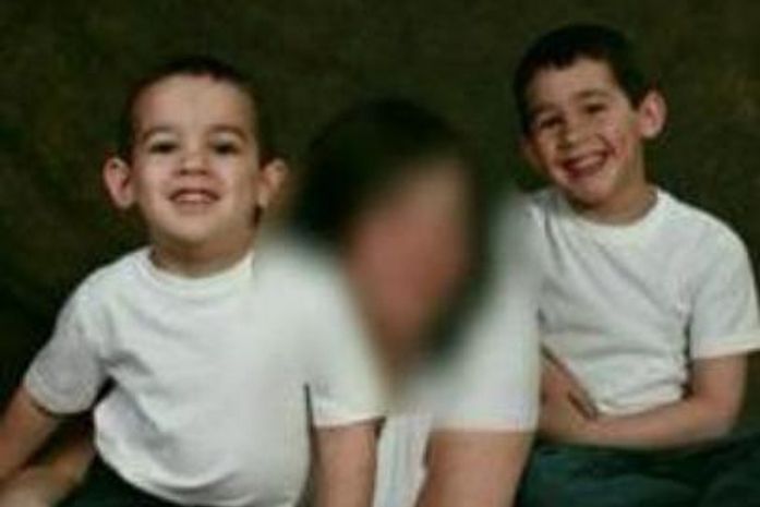 Noah e Connor Barthe, de 4 e 6 anos, foram encontrados mortos na manhã de segunda-feira