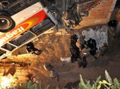 Ônibus cai de viaduto e deixa 6 mortos em Itaguaí, Rio de Janeiro