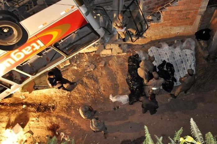 Ônibus cai de viaduto e deixa 6 mortos em Itaguaí, Rio de Janeiro