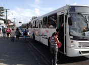 Moradores e rodoviários protestam por segurança e coletivos não circulam