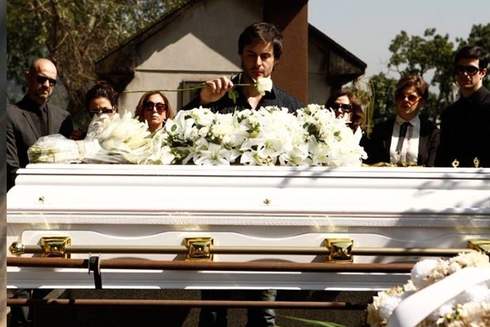 Assombração! Espírito de Nicole aparece para Thales usando vestido de noiva