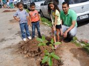 Semed: Pais e filhos plantam árvores e dão exemplo de educação ambiental