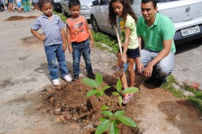 Semed: Pais e filhos plantam árvores e dão exemplo de educação ambiental