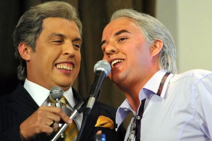 Wellington Muniz, caracterizado como Silvio Santos, ao lado do colega Guilherme Santana, em 2012