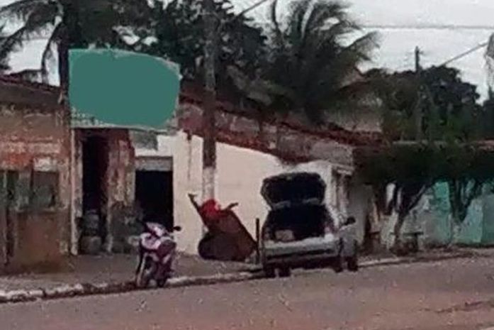 Imagens do momento em que o grupo coloca mercadorias, supostamente extorquidas da vítima