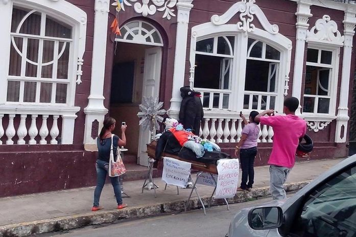 O enterro simbólico do prefeito tucano James Ribeiro