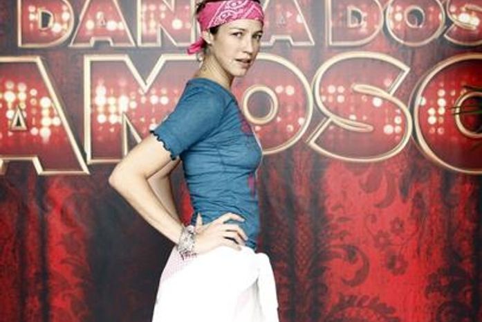 Luana Piovani cai, machuca joelho e deixa 'Dança dos Famosos'