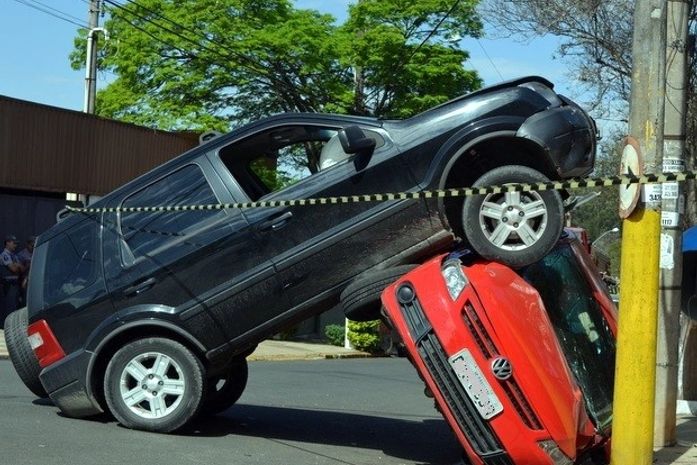 Motorista de 70 anos perde controle e 'atropela' carro parado em Piracicaba
