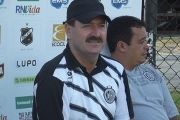 “Desde que cheguei só fizemos um jogo ruim”, afirma Leandro Campos