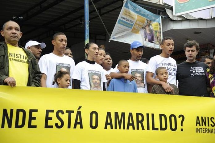 Família do ajudante de pedreiro Amarildo de Souza participa de protesto organizado por ONGs na Rocinha