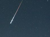 Meteoro cruza os céus durante as Perseidas de 2006