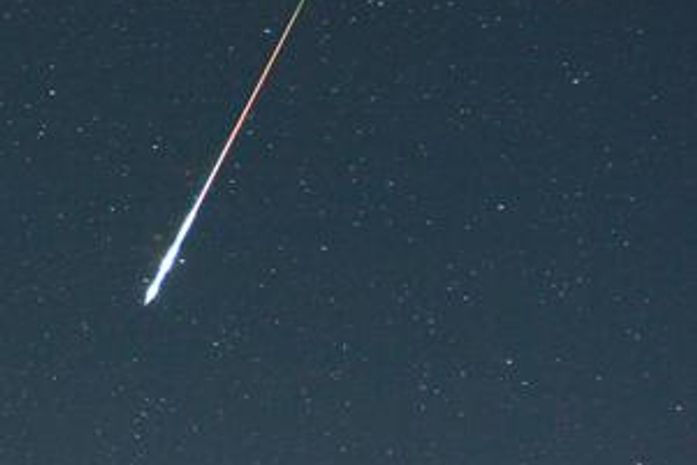 Meteoro cruza os céus durante as Perseidas de 2006