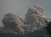 O vulcão do Monte Rokatenda expele nuvens de fumaça na ilha de Palue, na Indonésia