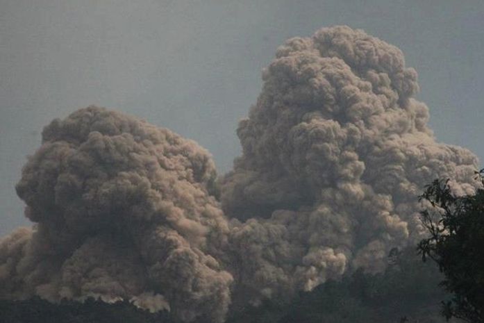 O vulcão do Monte Rokatenda expele nuvens de fumaça na ilha de Palue, na Indonésia
