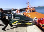 Equipes de resgate recolhem um dos botes nos quais o grupo tentava chegar à Espanha