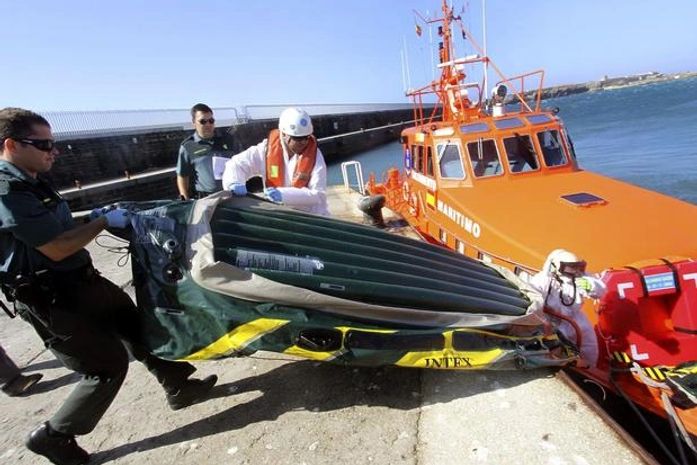 Equipes de resgate recolhem um dos botes nos quais o grupo tentava chegar à Espanha