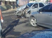 Carro colide em ônibus e motoristas acusam um ao outro por avançar o sinal