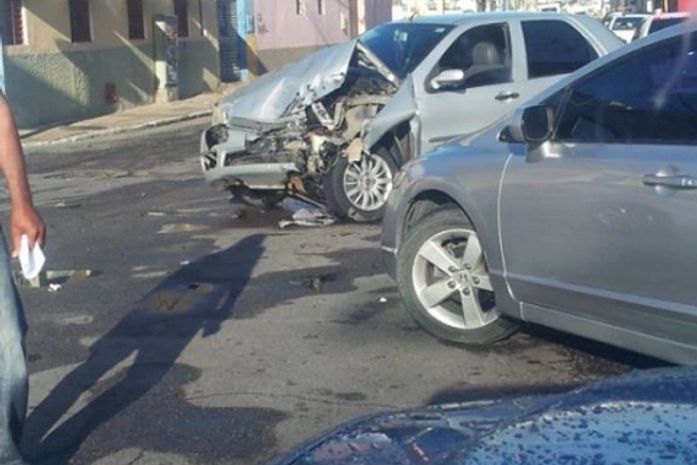 Carro colide em ônibus e motoristas acusam um ao outro por avançar o sinal