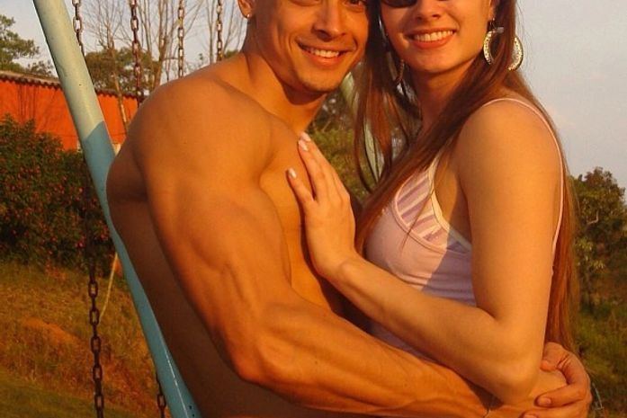 Em foto antiga ao lado do namorado, Juju Salimeni aparece irreconhecível