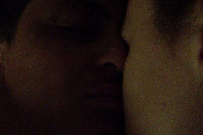 Thammy Miranda troca chamego com namorada em foto: 'Parceira'