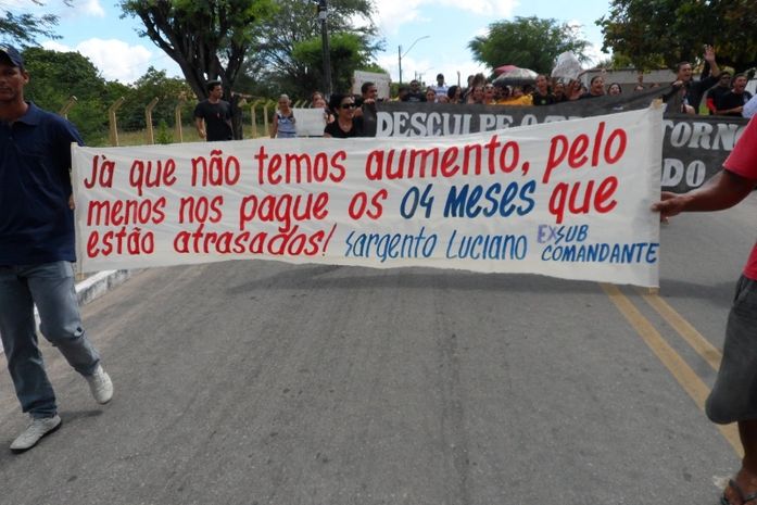 Em Olho D'agua do Casado a manifestação dos servidores
