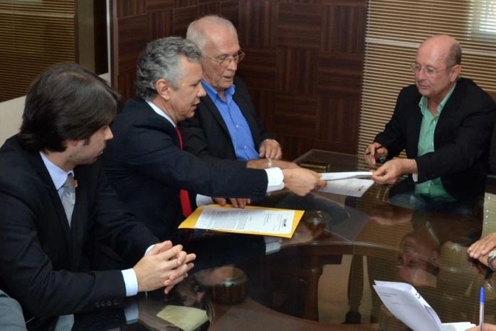 Documento foi entregue a Fernando Toledo
