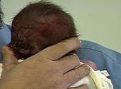 Mulher abandona filho de 4  meses com vizinhos para curtir festa