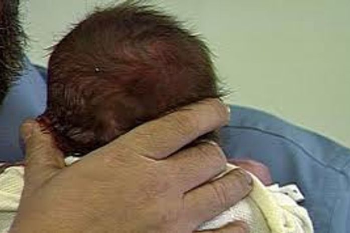 Mulher abandona filho de 4 meses com vizinhos para curtir festa