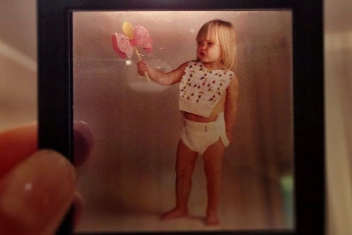 Top Bar Refaeli mostra foto de quando criança: 'Uma menininha'