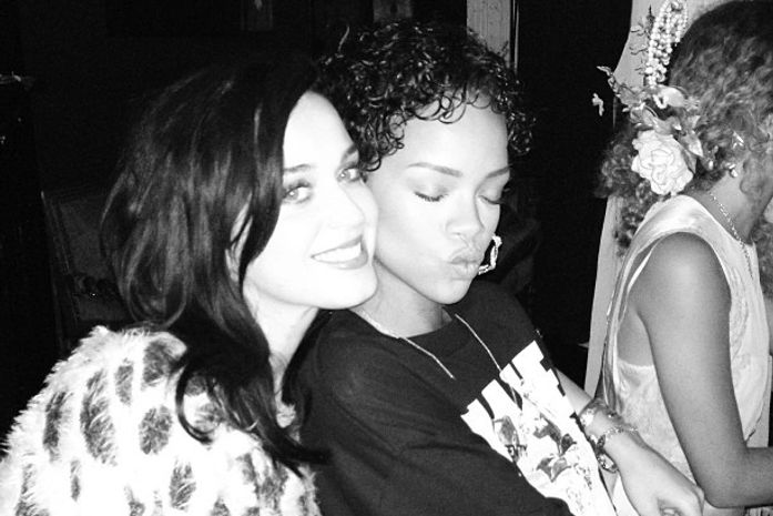 Depois de 'briga', Katy Perry e Rihanna posam juntas: 'Unidas'