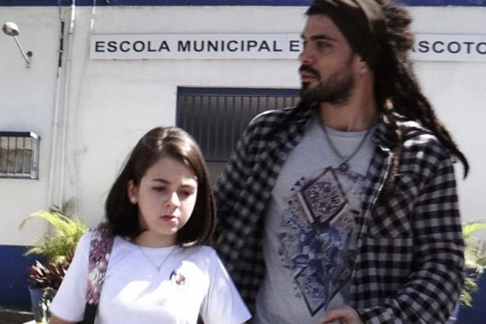 Bandido! Ninho sequestra Paulinha na saída da escola