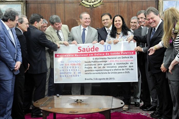 Renan recebe anteprojeto de iniciativa popular que destina mais verba para saúde