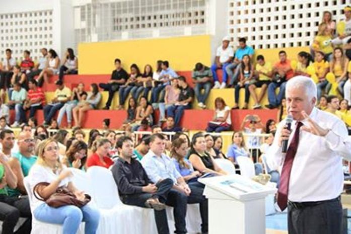 Nonô na palestra com os estudantes na Fal.