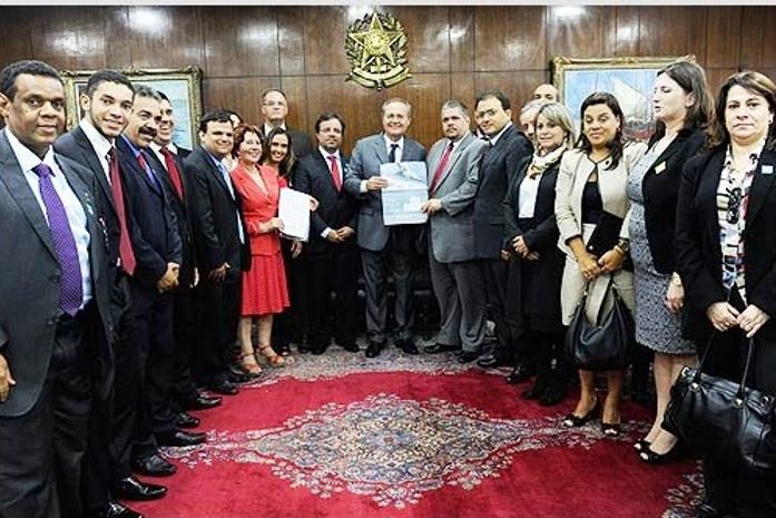 Renan garante apoio a projeto que beneficia advogados trabalhistas