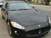 Walmer ao lado de um dos seus veículos