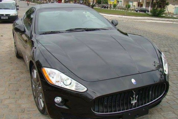 Walmer ao lado de um dos seus veículos