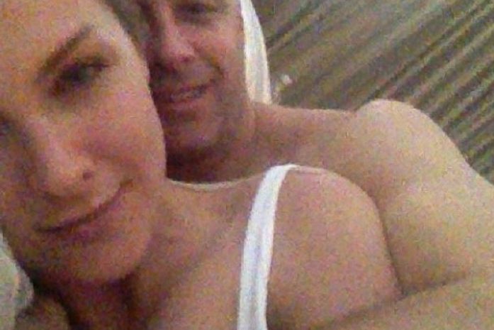 Grávida, Ana Hickmann posa com o marido em clima de romance