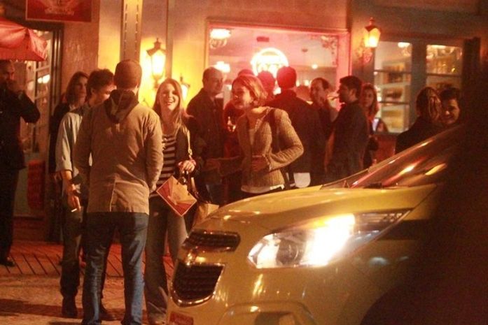 Sophie Charlotte e Thaila Ayala, entre outros famosos, curtem jantar