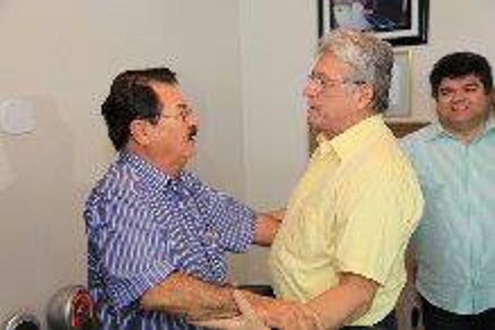 Zé Alexandre recebe Teotonio sob os olhares de Marcelino Alexandre