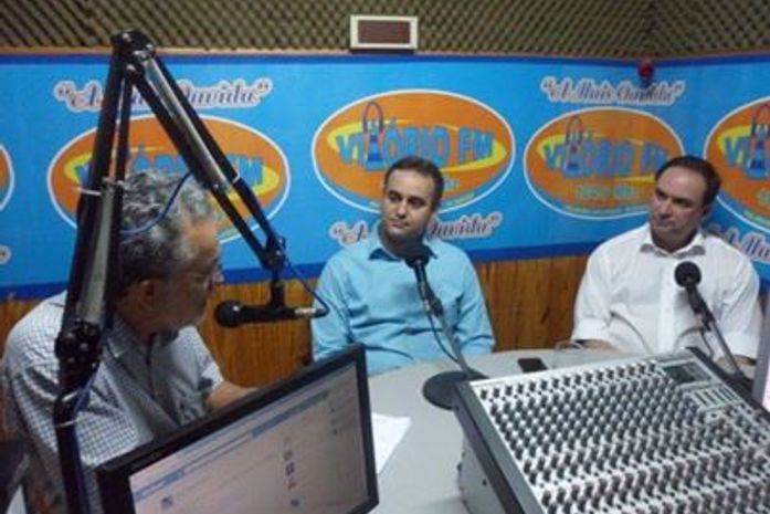 Em companhia do vice de Arapiraca, Yale fernandes, o ex-prefeito Luciano Barbosa foi entrevistado por Ricardo Vitorio.,