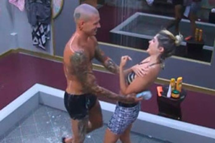 A Fazenda: Após ser chamada de "porca”, Mateus pede para Bárbara tomar banho